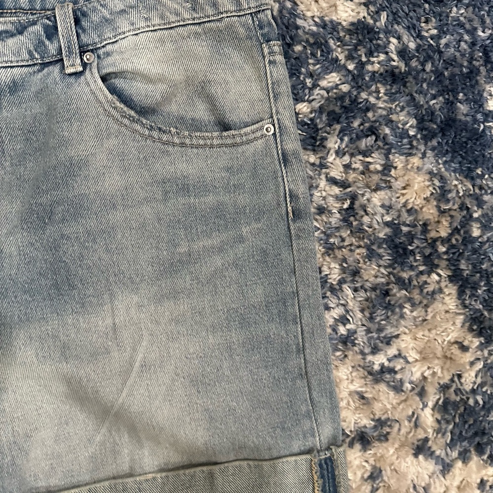 Women’s Mid-Rise Wide Cuff Baggy Denim Shorts - Picture 8 of 9